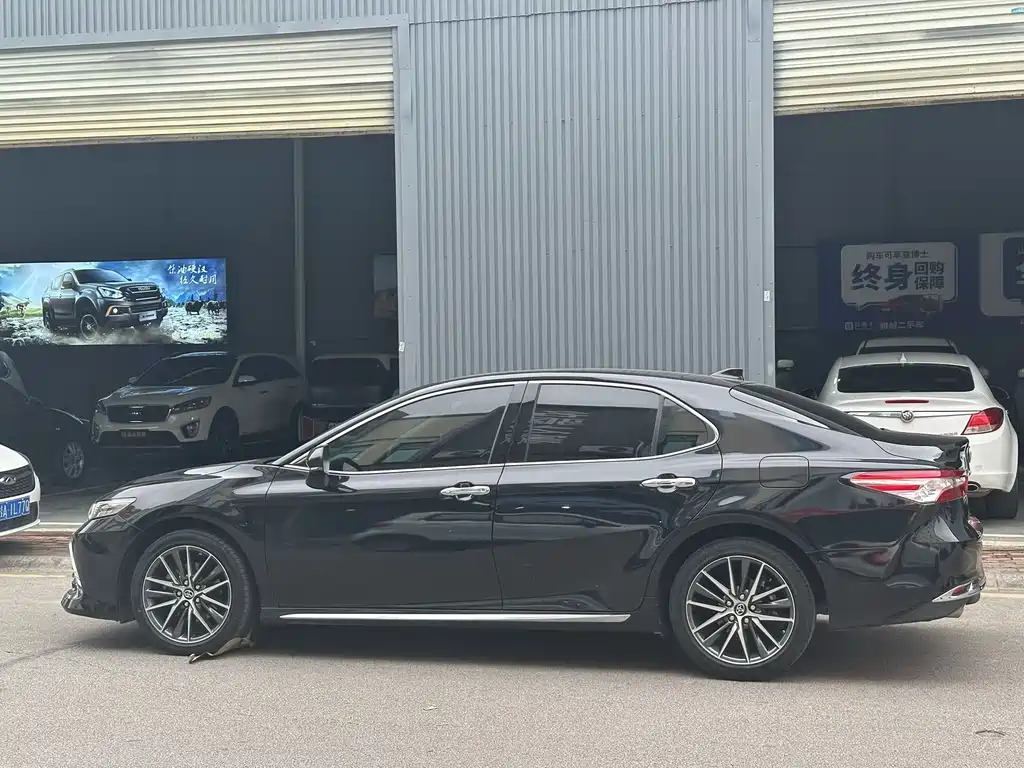 Toyota Camry 2023 — фото 2