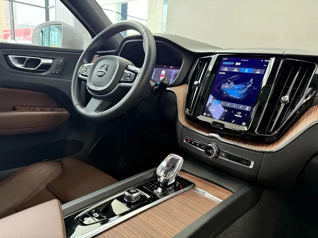 Volvo XC60 2022 — фото 13