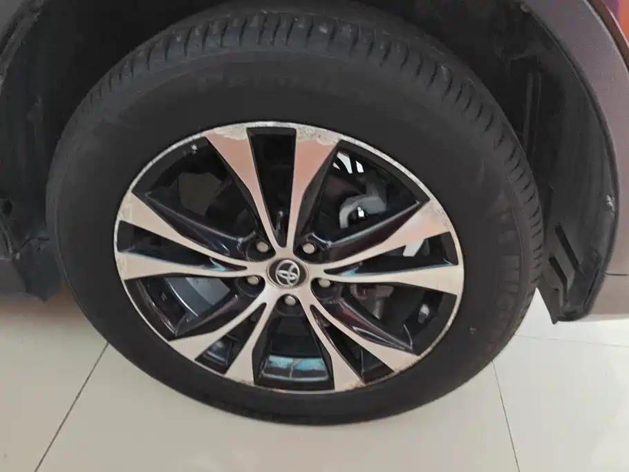 Toyota RAV4 2015 — фото 6