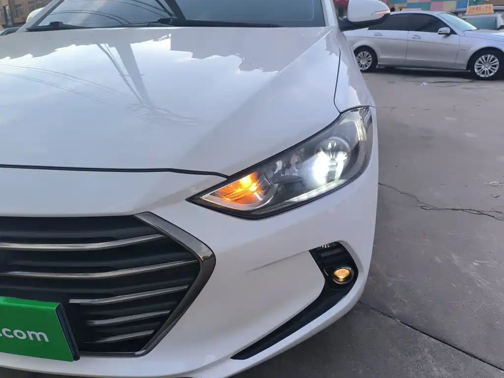 Hyundai Elantra 2019 — фото 19