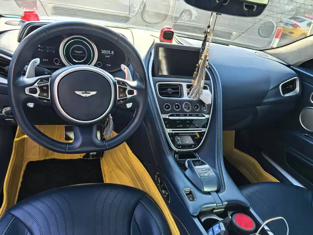 Aston Martin DB11 2019 — фото 14