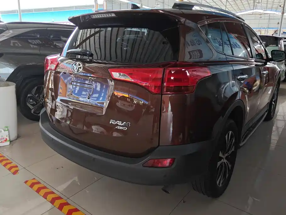 Toyota RAV4 2015 — фото 3