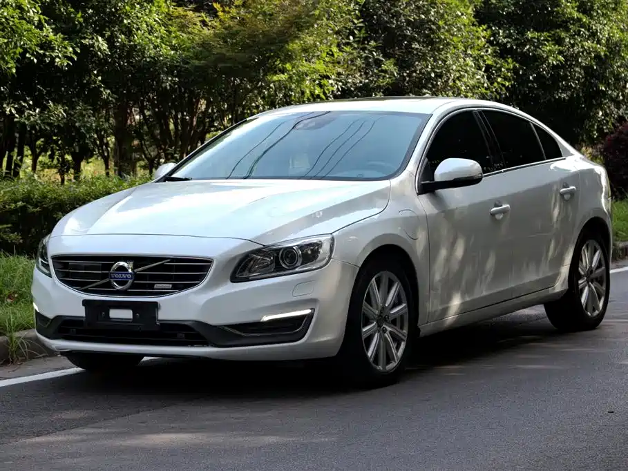 Volvo S60 Plug-In Hybrid 2015 — фото 1