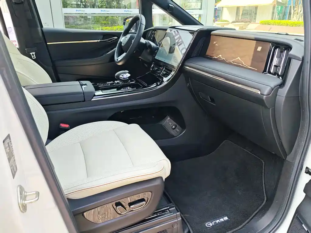 GAC Motor Trumpchi M8 2023 — фото 11
