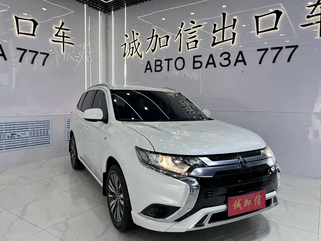 Mitsubishi Outlander 2022 — фото 3