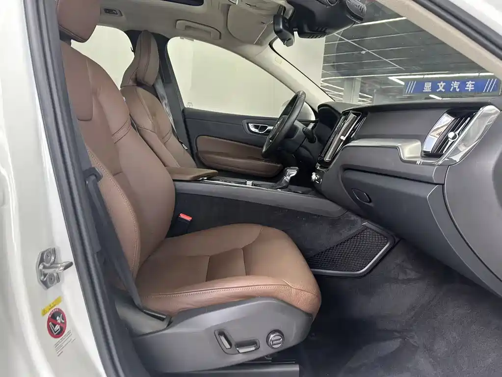 Volvo XC60 2020 — фото 15