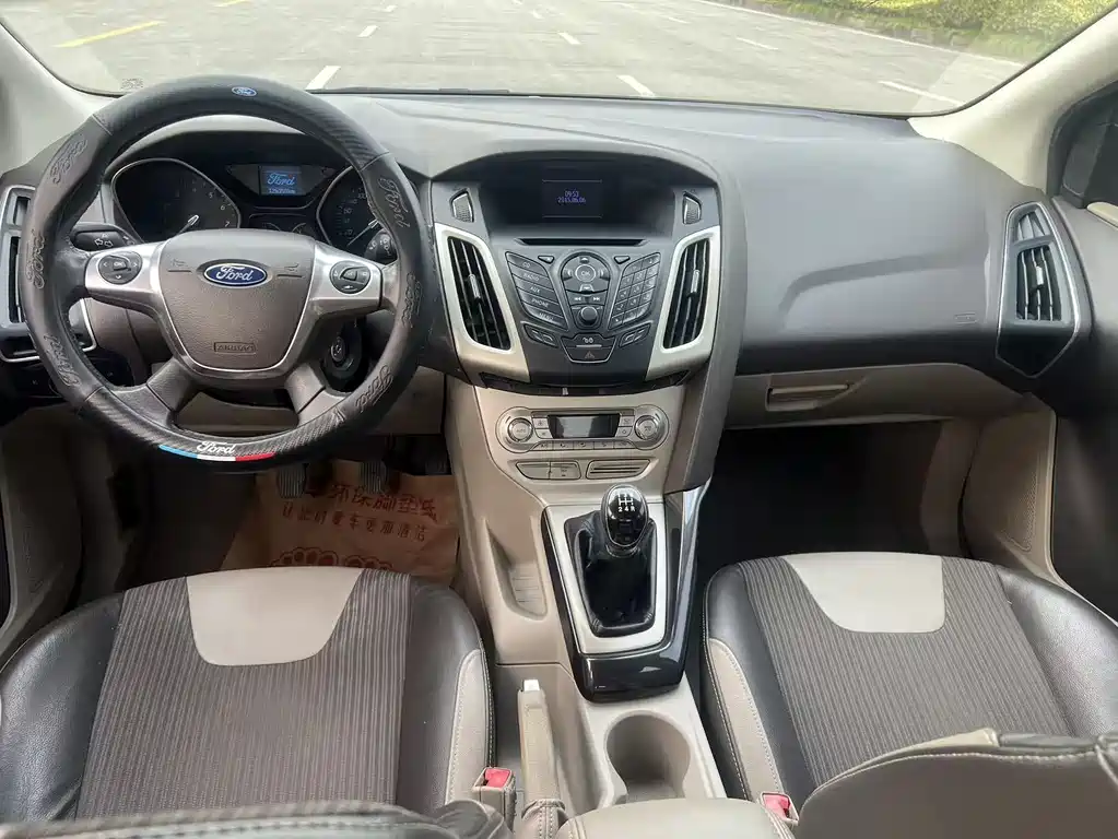 Ford Focus 2015 — фото 9