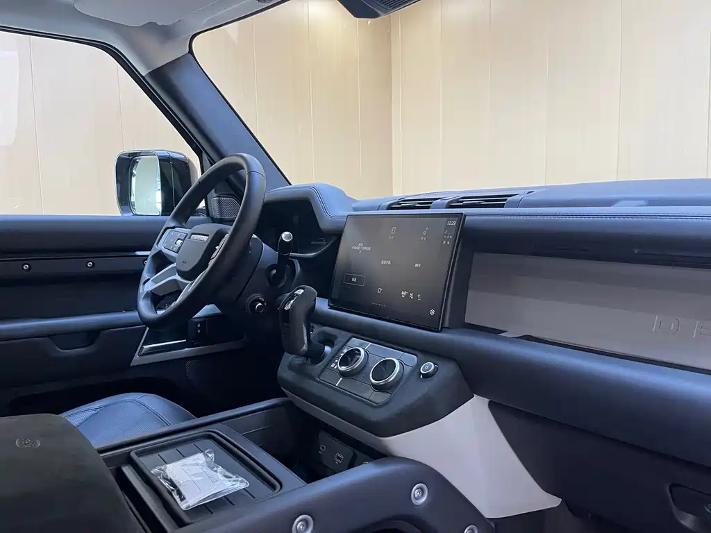 Land Rover Defender 2024 — фото 12