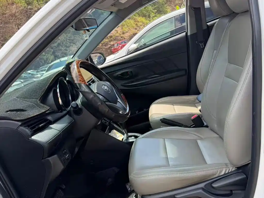 Toyota Yaris L 2022 — фото 3