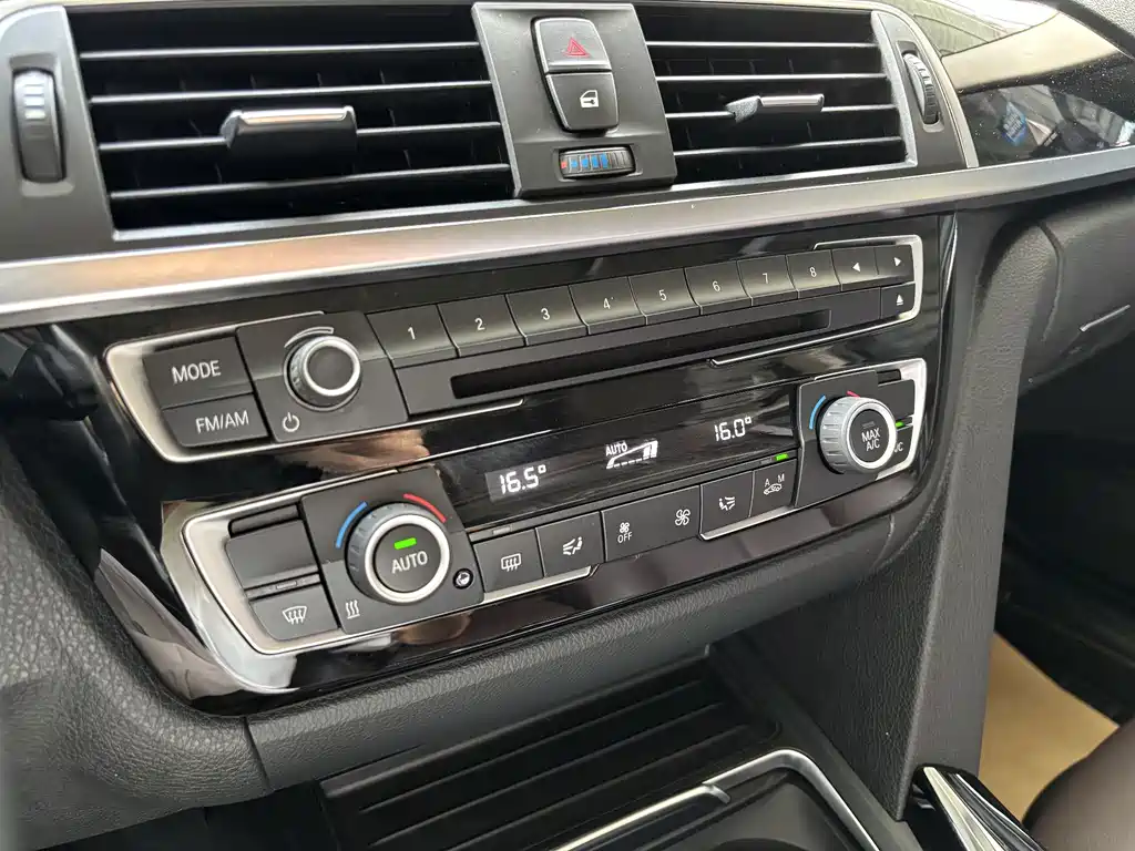 BMW 3 Series 2019 — фото 14