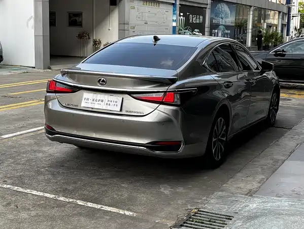 Lexus ES 2023