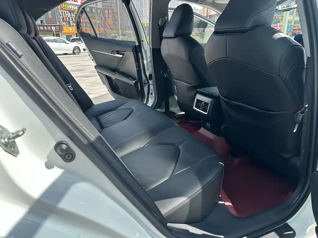 Toyota Camry 2023 — фото 11