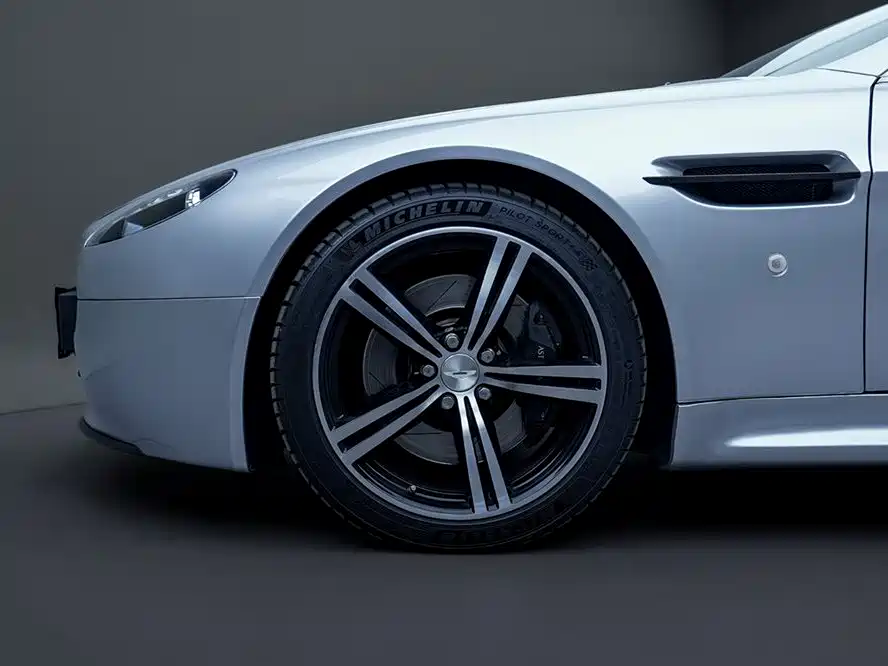 Aston Martin V8 Vantage 2011 — фото 5