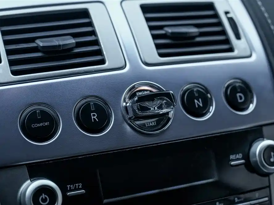 Aston Martin V8 Vantage 2011 — фото 15
