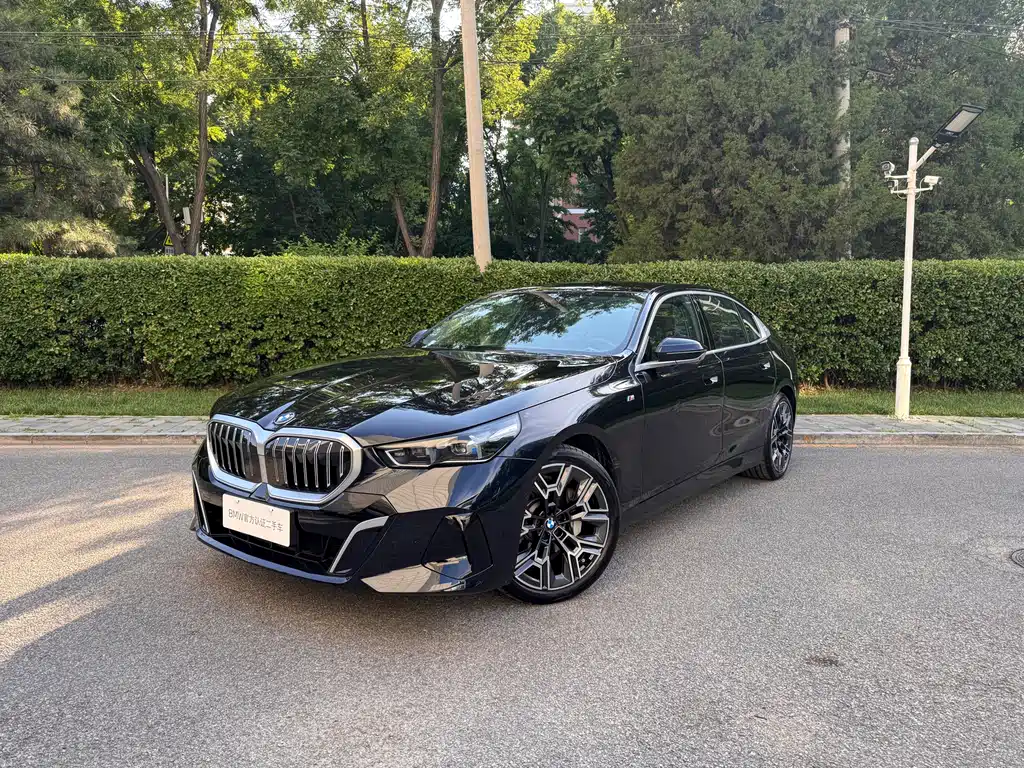 BMW 5 Series 2025 — фото 1