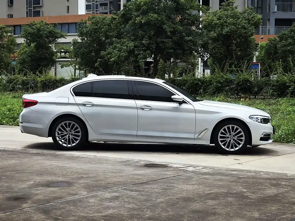 BMW 5 Series 2019 — фото 10