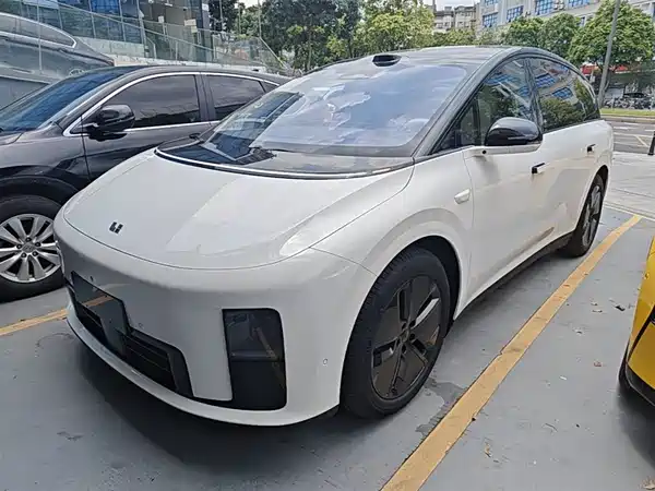 Li Auto i8 2025