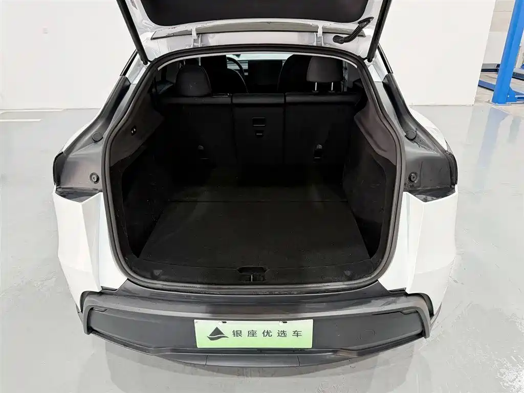 Tesla Model Y 2025 — фото 10