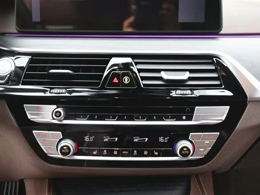 BMW 5 Series 2023 — фото 19