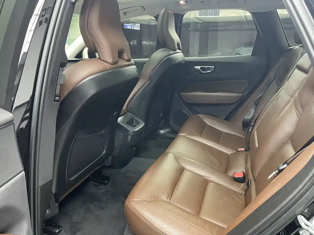 Volvo XC60 2019 — фото 10