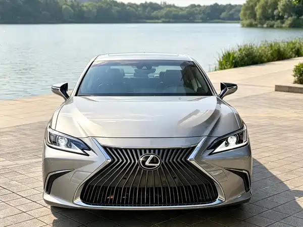 Lexus ES 2020
