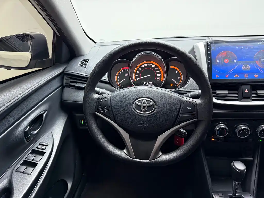 Toyota Yaris L 2022 — фото 16