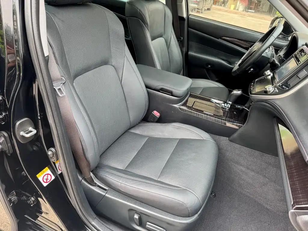 Toyota Crown 2017 — фото 10