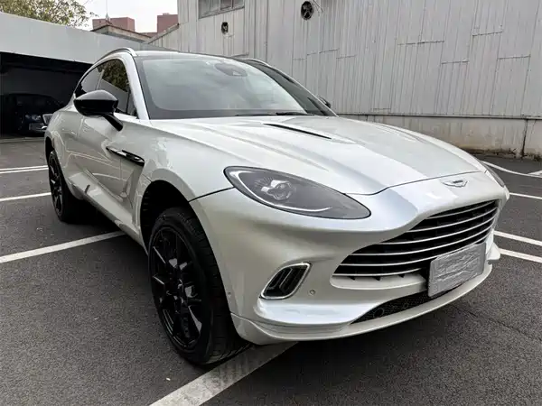 Aston Martin DBX 2021