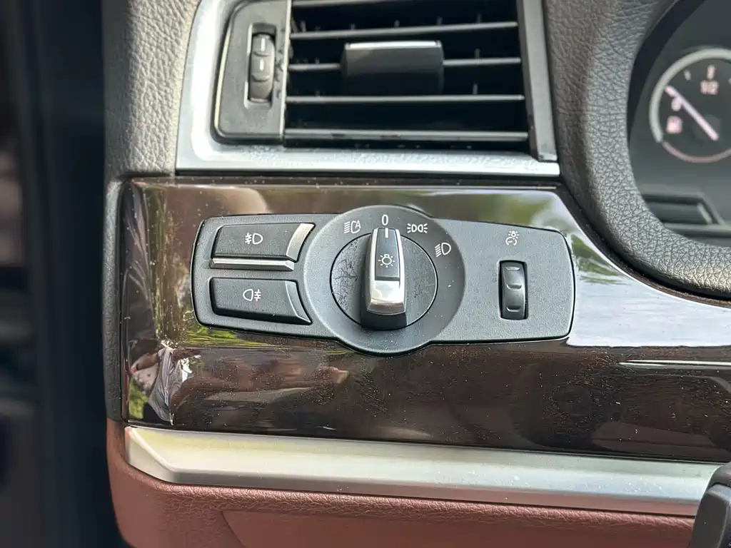 BMW 5 Series GT 2015 — фото 23