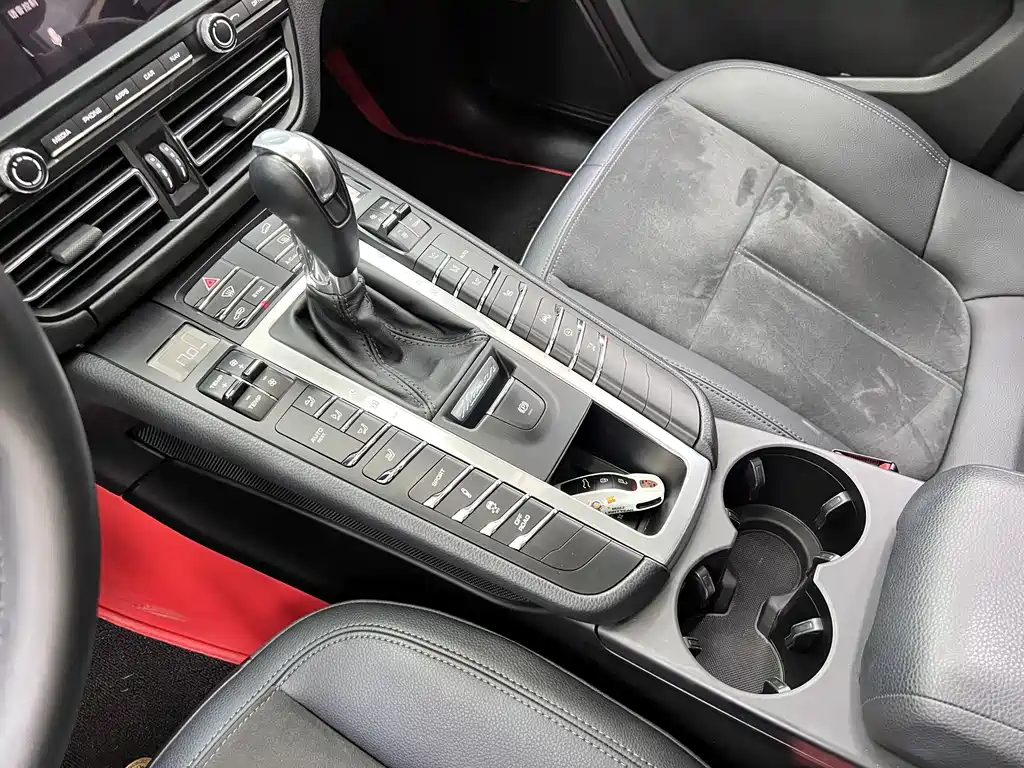 Porsche Macan 2020 — фото 28