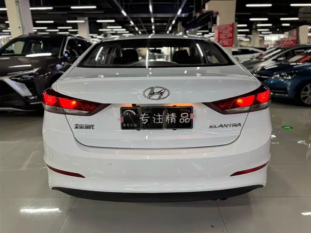 Hyundai Elantra 2016 — фото 8