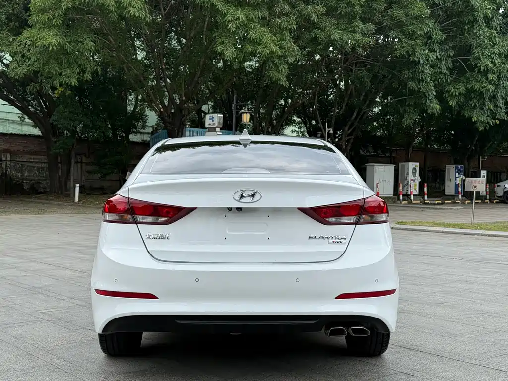 Hyundai Elantra 2019 — фото 12