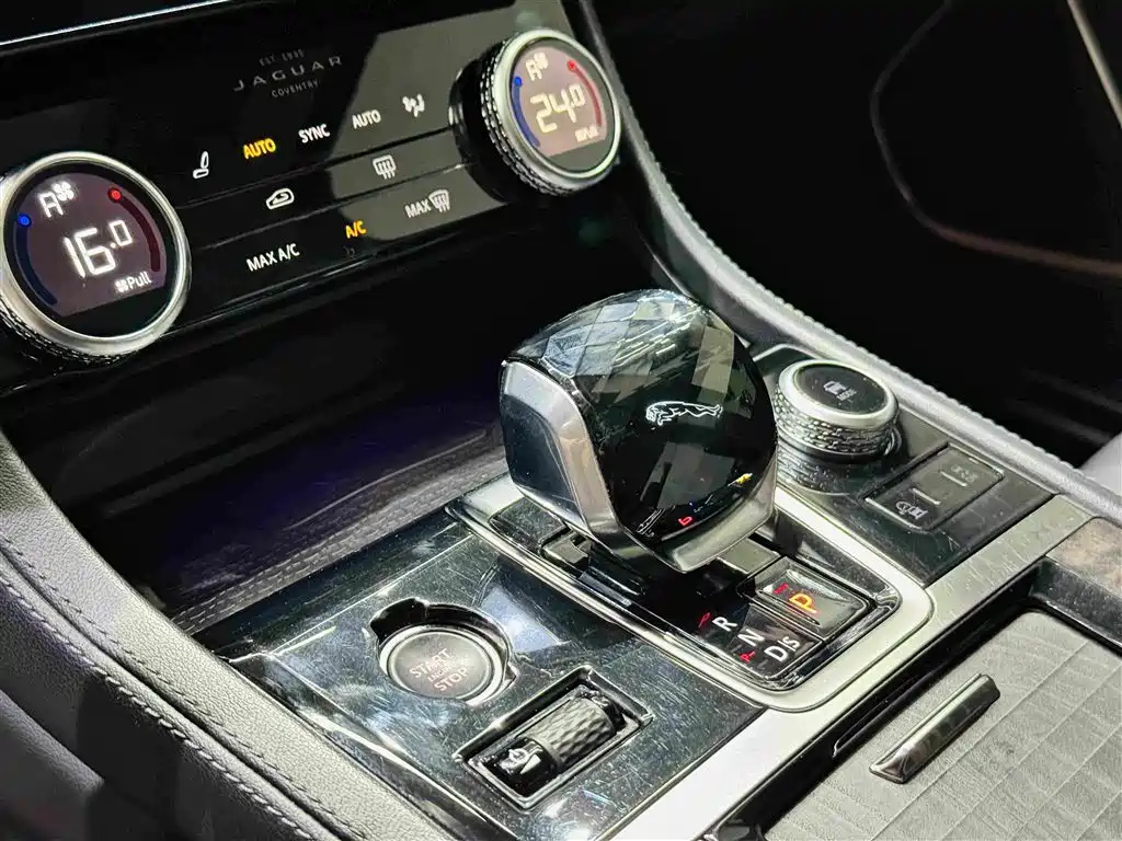 Jaguar XFL 2022 — фото 15