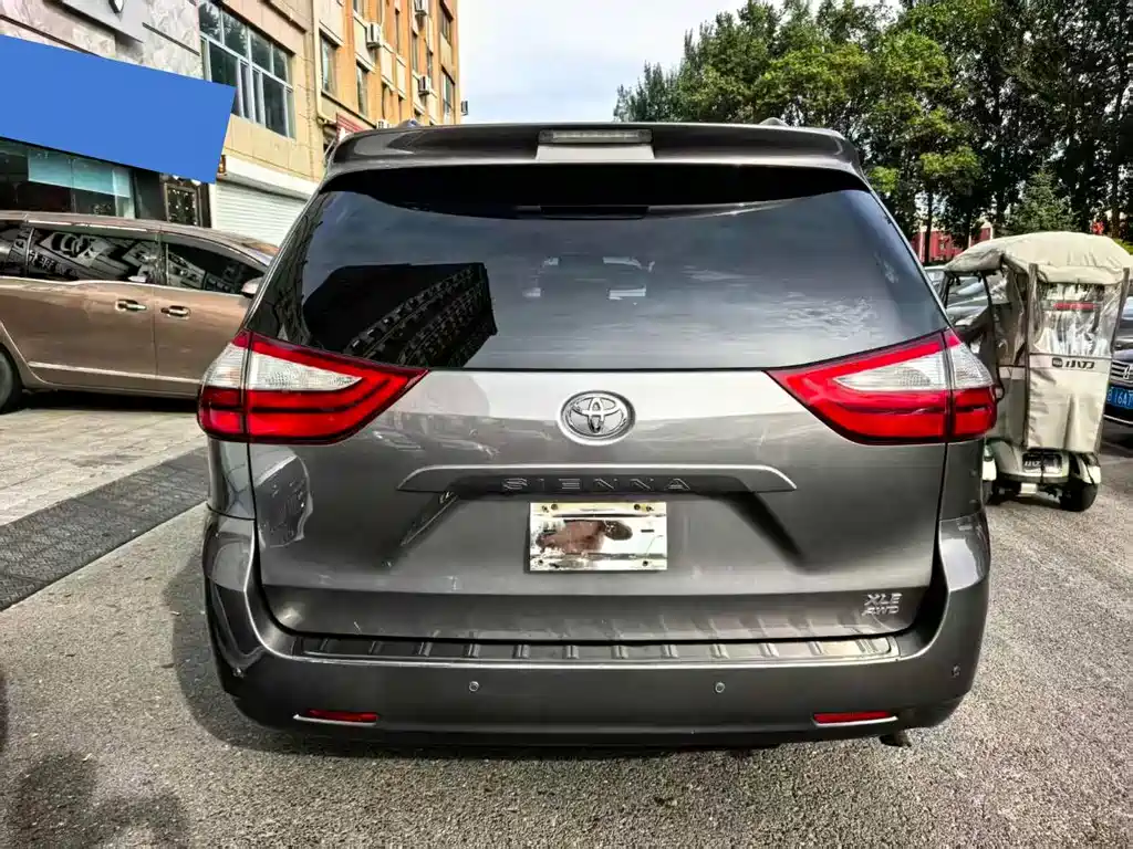 Toyota Sienna 2018 — фото 9