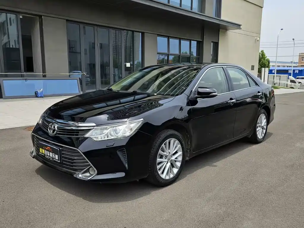 Toyota Camry 2015 — фото 1