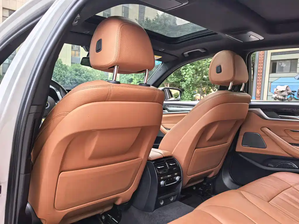 BMW 5 Series 2018 — фото 13
