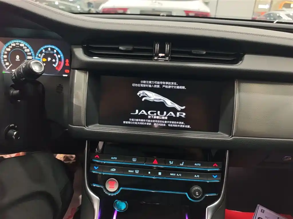 Jaguar XFL 2020 — фото 13