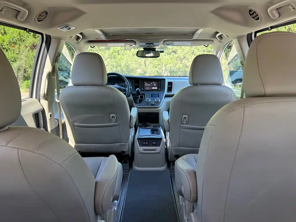Toyota Sienna 2019 — фото 13