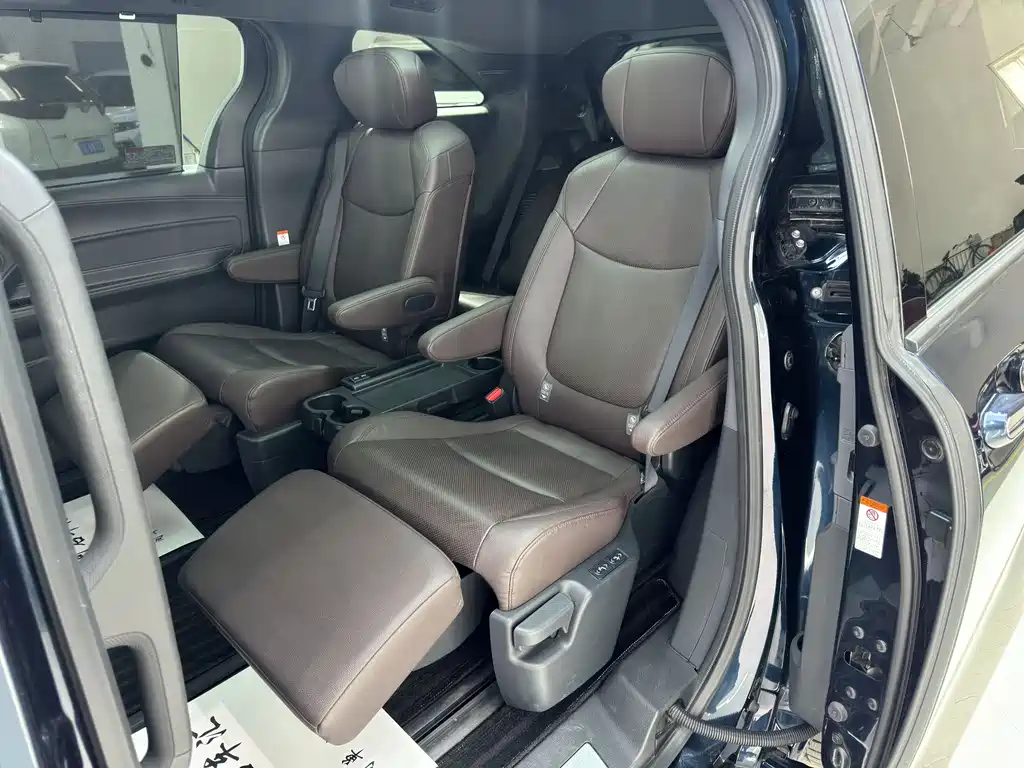 Toyota Granvia 2023 — фото 16