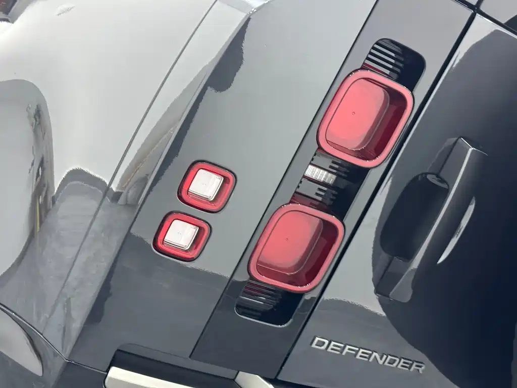 Land Rover Defender 2024 — фото 18