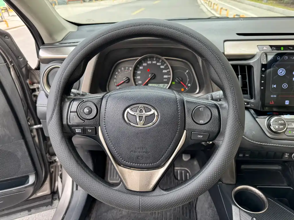 Toyota RAV4 2016 — фото 12