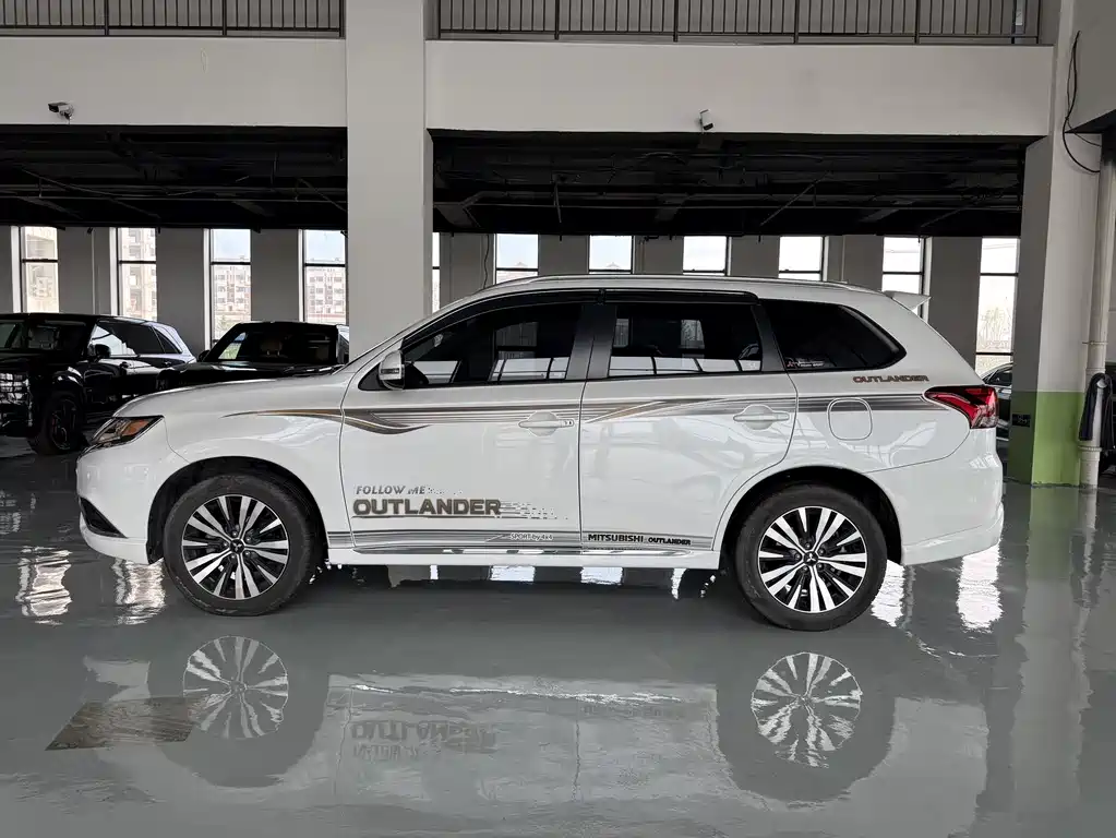 Mitsubishi Outlander 2022 — фото 4