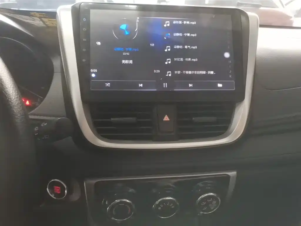Toyota Yaris L 2017 — фото 13
