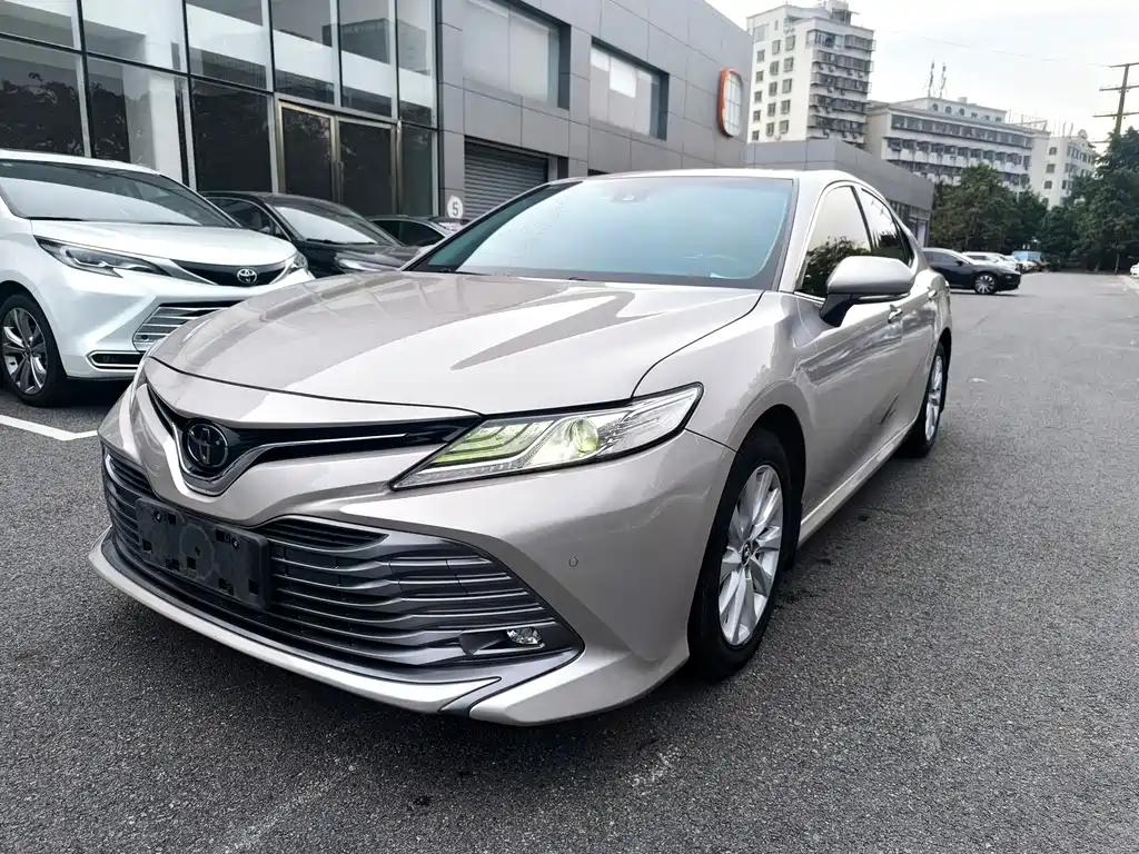 Toyota Camry 2020 — фото 1