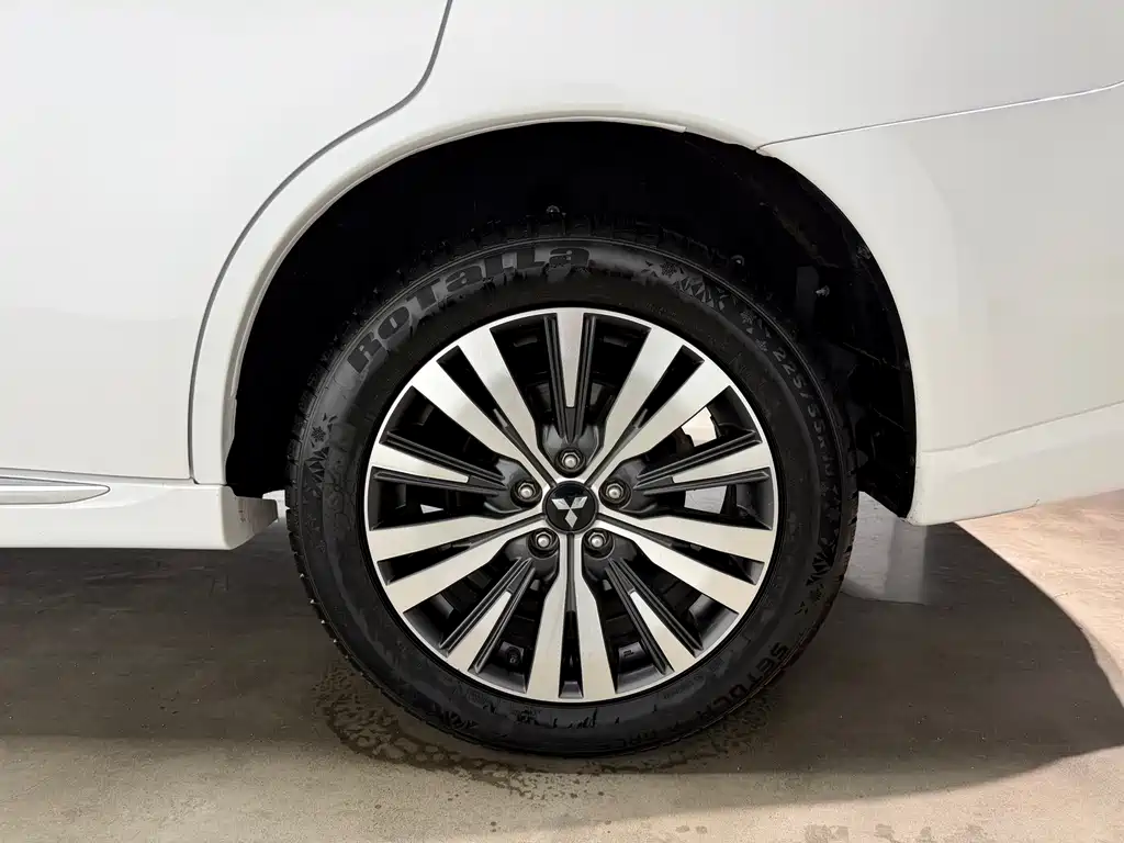 Mitsubishi Outlander 2023 — фото 24