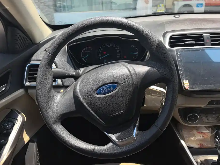 Ford Escort 2018 — фото 15