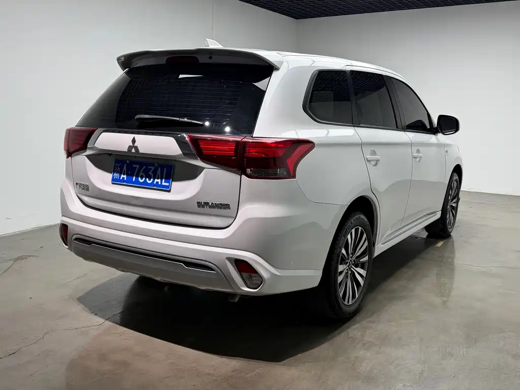 Mitsubishi Outlander 2023 — фото 27