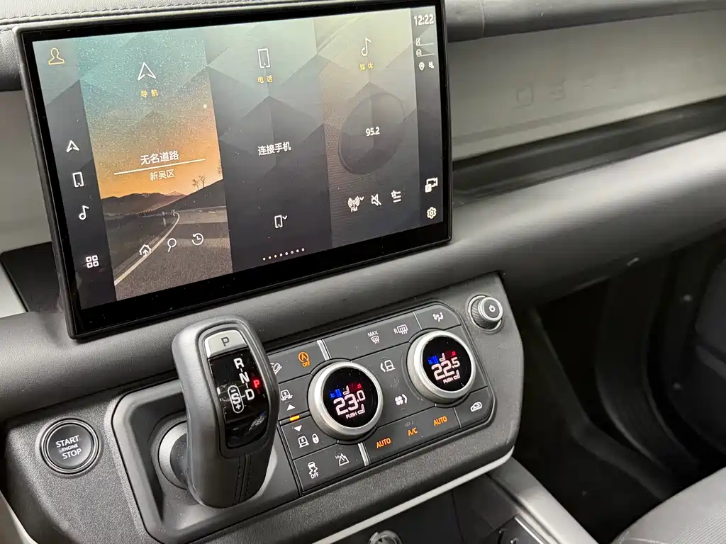 Land Rover Defender 2023 — фото 12