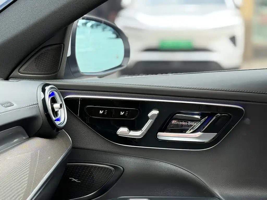 Mercedes-Benz C-Class 2025 — фото 12