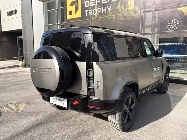 Land Rover Defender 2024